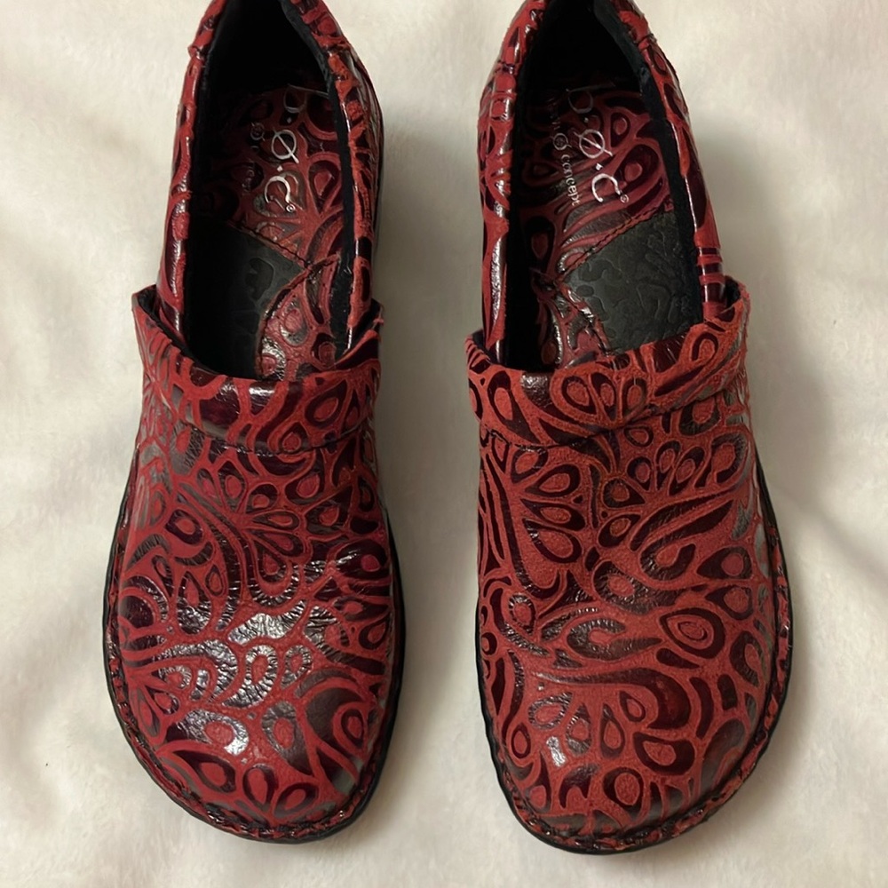 NWOT BOC Red/Maroon Leather Clogs with Embossed Design Sz 6 - Picture 2 of 6